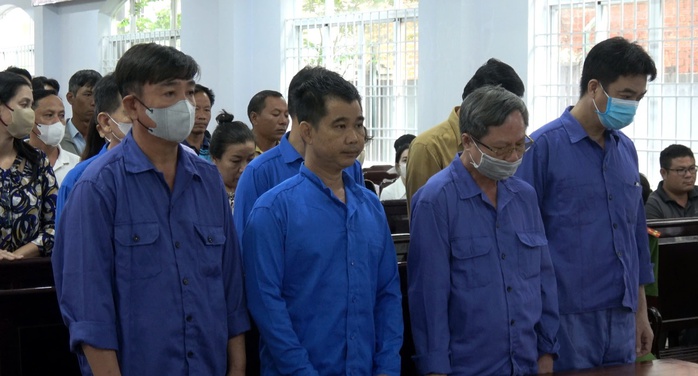 Xét xử 7 cựu thanh tra giao thông: Chung chi thì mới yên ổn làm ăn- Ảnh 2. Xét xử 7 cựu thanh tra giao thông: Chung chi thì mới yên ổn làm ăn- Ảnh 2.