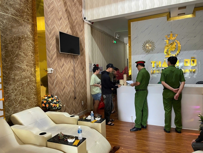 Công an giải cứu 6 nữ nhân viên massage bị giam lỏng ở Bình Thuận- Ảnh 4. Công an giải cứu 6 nữ nhân viên massage bị giam lỏng ở Bình Thuận- Ảnh 4.