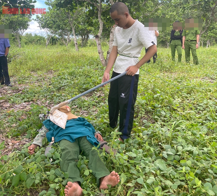 Thực nghiệm hiện trường vụ con trai giết mẹ ruột rồi chôn xác - Ảnh 3. Thực nghiệm hiện trường vụ con trai giết mẹ ruột rồi chôn xác - Ảnh 3.