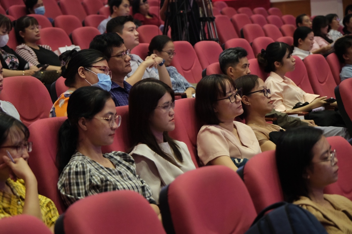Đưa tiếng Anh trở thành ngôn ngữ thứ hai rất chông gai- Ảnh 1. Đưa tiếng Anh trở thành ngôn ngữ thứ hai rất chông gai- Ảnh 1.