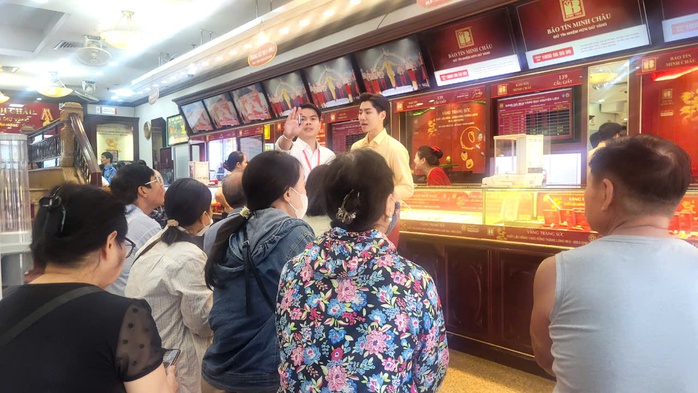 Khách hàng "may mắn" mới mua được 1 - 2 chỉ vàng nhẫn- Ảnh 2. Khách hàng "may mắn" mới mua được 1 - 2 chỉ vàng nhẫn- Ảnh 2.