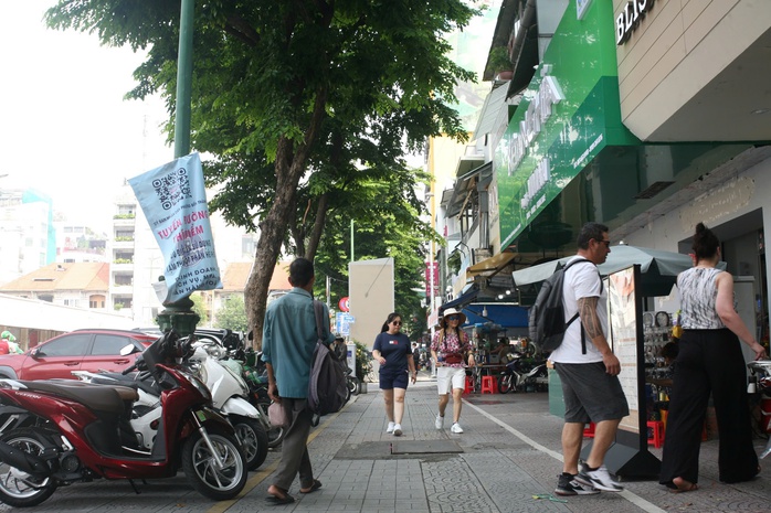 Triển khai thu phí vỉa hè: Nơi thuận lợi, nơi than khó- Ảnh 1. Triển khai thu phí vỉa hè: Nơi thuận lợi, nơi than khó- Ảnh 1.