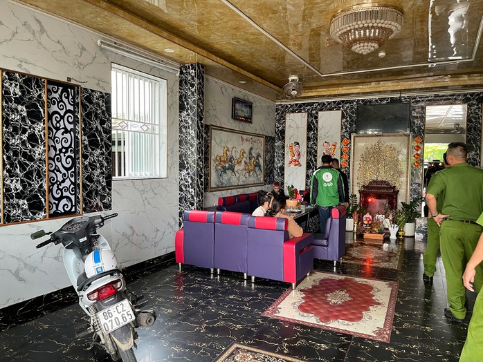Công an giải cứu 6 nữ nhân viên massage bị giam lỏng ở Bình Thuận- Ảnh 3. Công an giải cứu 6 nữ nhân viên massage bị giam lỏng ở Bình Thuận- Ảnh 3.