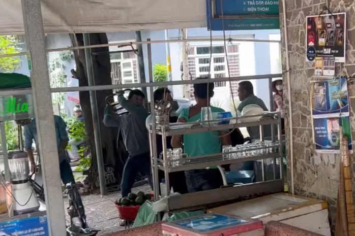 TP HCM: Xác minh nhóm người hỗn chiến trong quán nước- Ảnh 1. TP HCM: Xác minh nhóm người hỗn chiến trong quán nước- Ảnh 1.