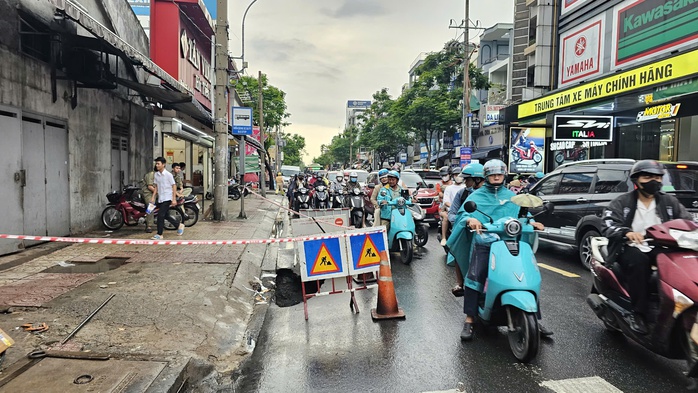 Sau mưa lớn, liên tiếp xuất hiện "hố tử thần" ở TP HCM- Ảnh 1. Sau mưa lớn, liên tiếp xuất hiện "hố tử thần" ở TP HCM- Ảnh 1.