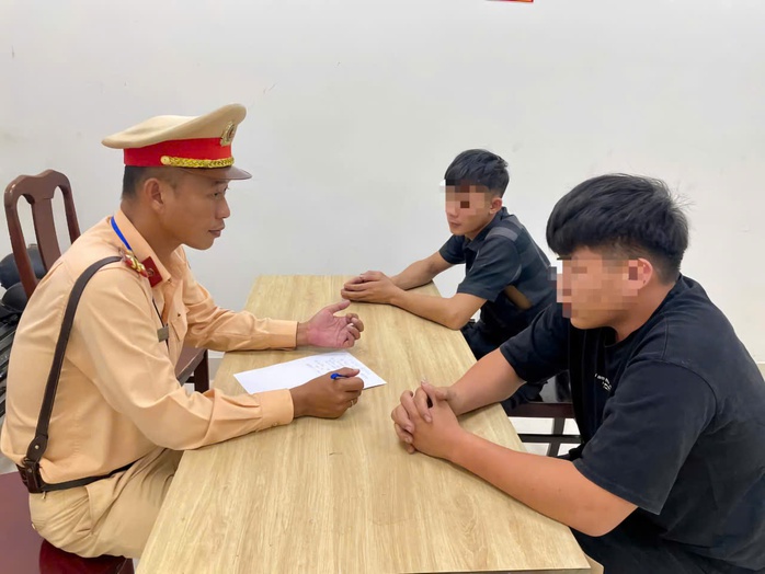 Thông tin vụ CSGT truy đuổi xe “điên”, náo động Đà Nẵng- Ảnh 1. Thông tin vụ CSGT truy đuổi xe “điên”, náo động Đà Nẵng- Ảnh 1.