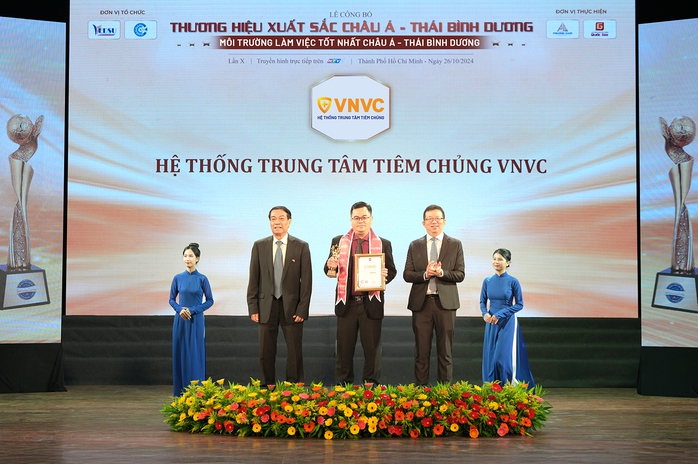 Đại diện VNVC nhận các chứng nhận "Top 10 Thương hiệu xuất sắc - Sản phẩm dịch vụ chất lượng - Môi trường làm việc tốt nhất châu Á - Thái Bình Dương 2024". Ảnh: Bá Đạt Đại diện VNVC nhận các chứng nhận "Top 10 Thương hiệu xuất sắc - Sản phẩm dịch vụ chất lượng - Môi trường làm việc tốt nhất châu Á - Thái Bình Dương 2024". Ảnh: Bá Đạt