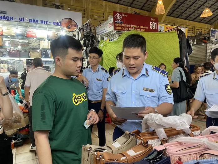 Quản lý thị trường bắt hàng giả ở chợ Bến Thành ngay trong đêm- Ảnh 2. Quản lý thị trường bắt hàng giả ở chợ Bến Thành ngay trong đêm- Ảnh 2.