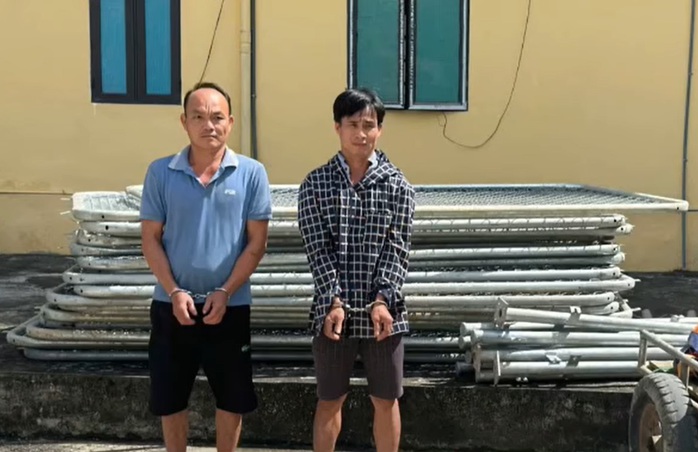 Trộm cắp rào chắn cao tốc Bắc - Nam mang bán đồng nát- Ảnh 1. Trộm cắp rào chắn cao tốc Bắc - Nam mang bán đồng nát- Ảnh 1.