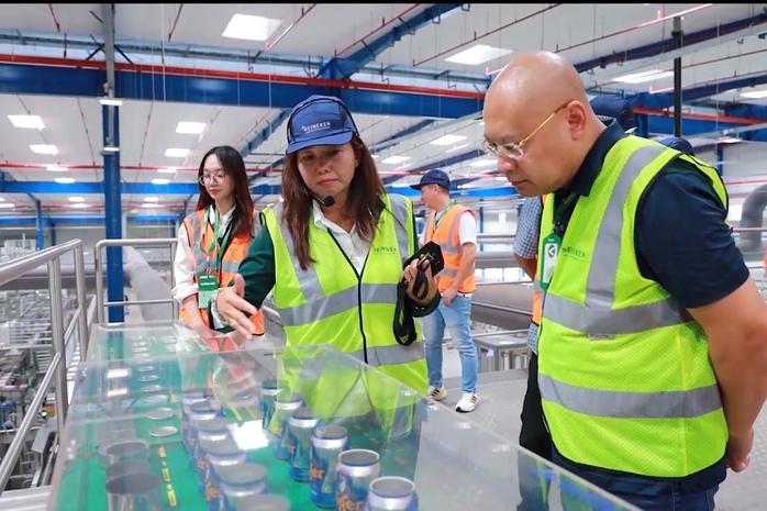 Các đại biểu Câu lạc bộ Báo chí Phát triển Xanh tham quan sản phẩm trưng bày của các công ty ở tỉnh Bà Rịa - Vũng Tàu Các đại biểu Câu lạc bộ Báo chí Phát triển Xanh tham quan sản phẩm trưng bày của các công ty ở tỉnh Bà Rịa - Vũng Tàu
