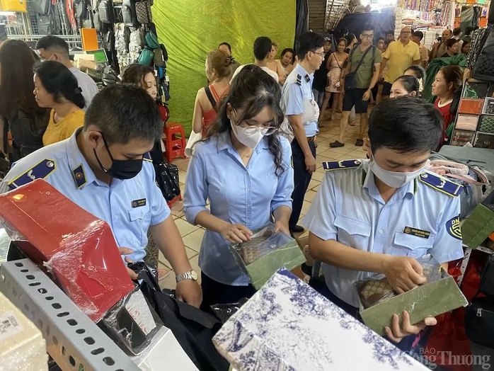 Quản lý thị trường bắt hàng giả ở chợ Bến Thành ngay trong đêm- Ảnh 1. Quản lý thị trường bắt hàng giả ở chợ Bến Thành ngay trong đêm- Ảnh 1.