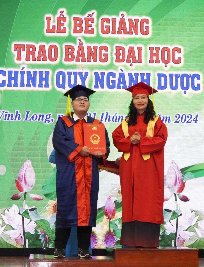 Tân dược sĩ đến từ Lào xúc động nói về Trường ĐH Cửu Long- Ảnh 3. Tân dược sĩ đến từ Lào xúc động nói về Trường ĐH Cửu Long- Ảnh 3.