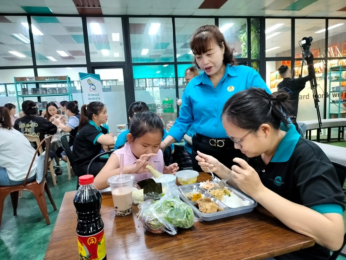 Linh hoạt hỗ trợ lao động nữ- Ảnh 1. Linh hoạt hỗ trợ lao động nữ- Ảnh 1.