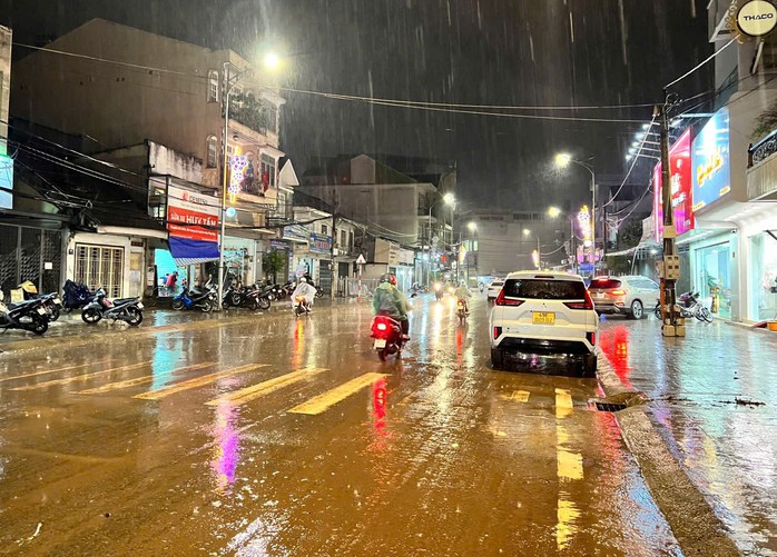 Đà Lạt mưa rất lớn, đường Phan Đình Phùng lại ngập sâu- Ảnh 1. Đà Lạt mưa rất lớn, đường Phan Đình Phùng lại ngập sâu- Ảnh 1.