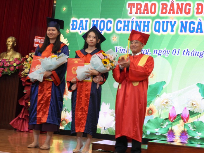 Tân dược sĩ đến từ Lào xúc động nói về Trường ĐH Cửu Long- Ảnh 4. Tân dược sĩ đến từ Lào xúc động nói về Trường ĐH Cửu Long- Ảnh 4.