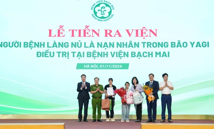 Bé gái Làng Nủ xuất viện- Ảnh 1. Bé gái Làng Nủ xuất viện- Ảnh 1.
