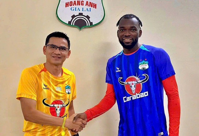 Bầu Đức: Chúng tôi không bao giờ đi lừa tiền cầu thủ- Ảnh 1. Bầu Đức: Chúng tôi không bao giờ đi lừa tiền cầu thủ- Ảnh 1.