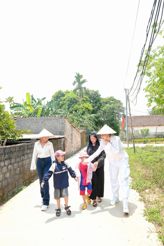 Hồ Ngọc Hà khóc khi chia sẻ với bé trai mồ côi
- Ảnh 2. Hồ Ngọc Hà khóc khi chia sẻ với bé trai mồ côi
- Ảnh 2.