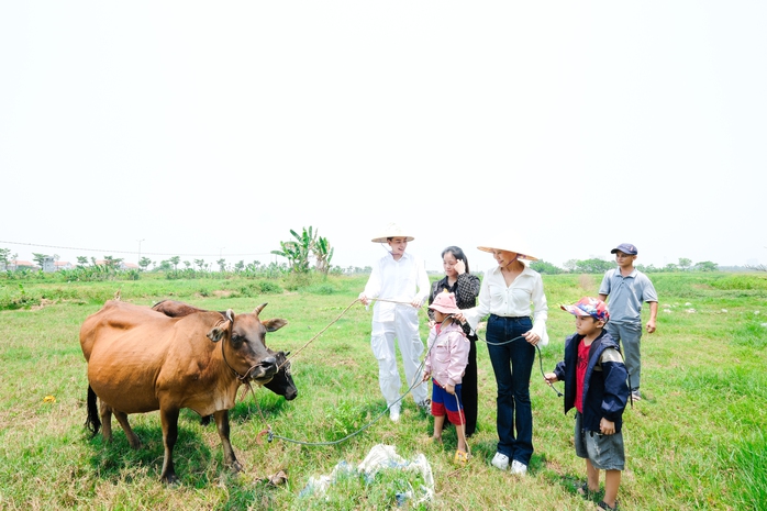 Hồ Ngọc Hà khóc khi chia sẻ với bé trai mồ côi
- Ảnh 1. Hồ Ngọc Hà khóc khi chia sẻ với bé trai mồ côi
- Ảnh 1.