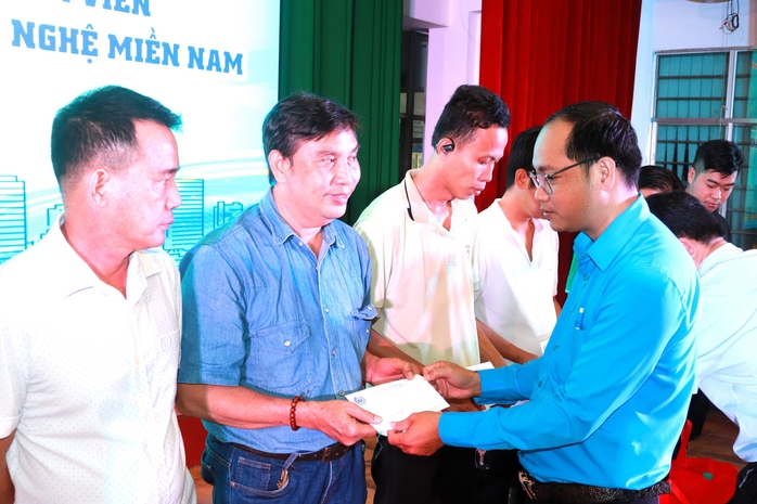 Thu hút lao động phi chính thức vào Công đoàn- Ảnh 1. Thu hút lao động phi chính thức vào Công đoàn- Ảnh 1.