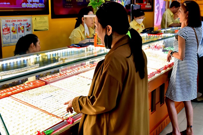 Giá vàng hôm nay, 2-11: Lao lên rồi giảm mạnh- Ảnh 1. Giá vàng hôm nay, 2-11: Lao lên rồi giảm mạnh- Ảnh 1.