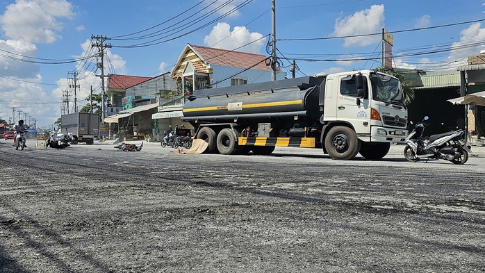 Sau tiếng động mạnh, 3 người ngã xuống đường- Ảnh 2. Sau tiếng động mạnh, 3 người ngã xuống đường- Ảnh 2.