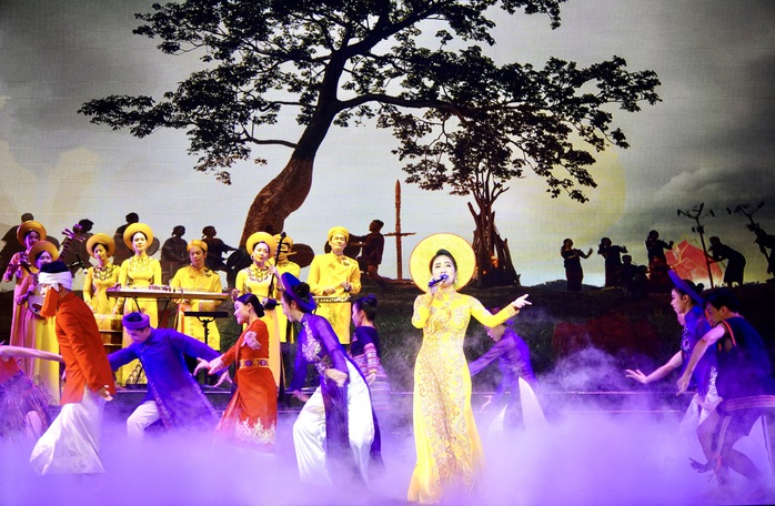 Tự hào đêm nhạc "Vang mãi bài ca kết đoàn"- Ảnh 1. Tự hào đêm nhạc "Vang mãi bài ca kết đoàn"- Ảnh 1.