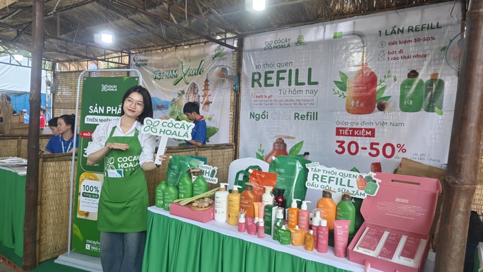 Việc mang chai lọ cũ “nạp lại” sản phẩm vừa giúp giảm phát thải vừa giảm giá thành Việc mang chai lọ cũ “nạp lại” sản phẩm vừa giúp giảm phát thải vừa giảm giá thành