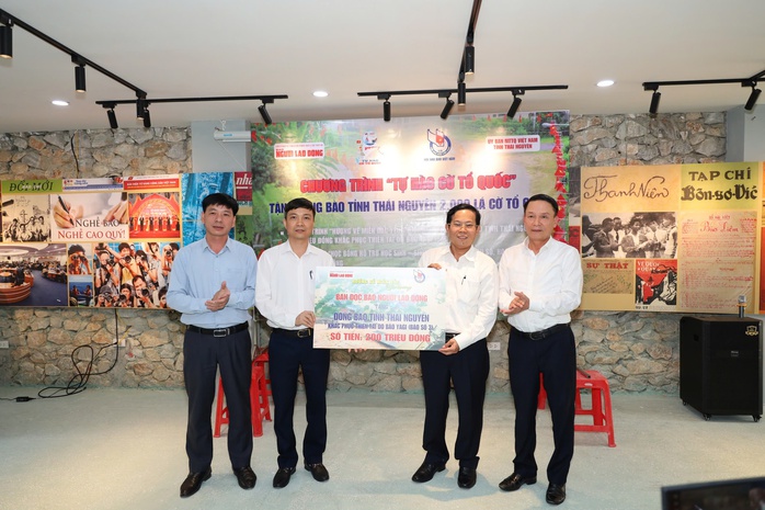 Ông Tô Đình Tuân, Tổng Biên tập Báo Người Lao Động (thứ 2 từ phải qua), trao bảng tượng trưng 200 triệu đồng hỗ trợ người dân bị thiệt hại bởi bão lũ cho ông Ngô Xuân Tình, Phó Chủ tịch Ủy ban MTTQ tỉnh Thái NguyênẢnh: NGUYỄN HƯỞNG Ông Tô Đình Tuân, Tổng Biên tập Báo Người Lao Động (thứ 2 từ phải qua), trao bảng tượng trưng 200 triệu đồng hỗ trợ người dân bị thiệt hại bởi bão lũ cho ông Ngô Xuân Tình, Phó Chủ tịch Ủy ban MTTQ tỉnh Thái NguyênẢnh: NGUYỄN HƯỞNG