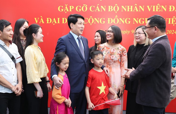 Chủ tịch nước Lương Cường nói chuyện với đại diện cộng đồng người Việt Nam đang sinh sống, làm việc và học tập tại ChileẢnh: TTXVN Chủ tịch nước Lương Cường nói chuyện với đại diện cộng đồng người Việt Nam đang sinh sống, làm việc và học tập tại ChileẢnh: TTXVN