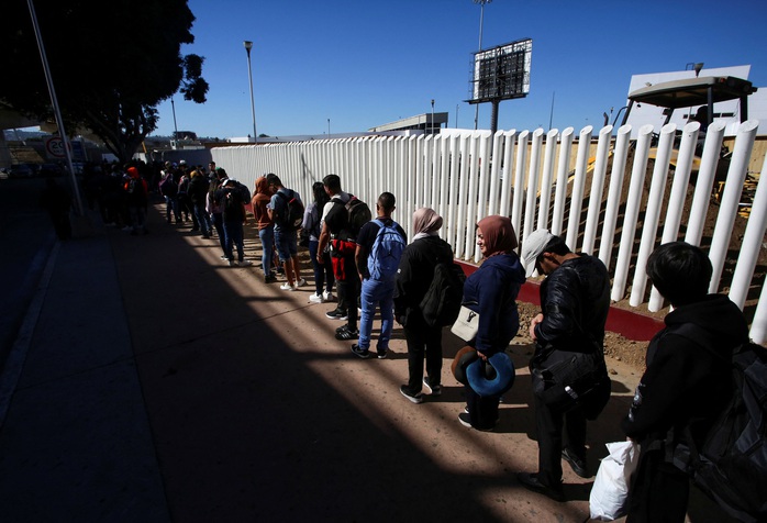 Người di cư xếp hàng tại TP Tijuana - Mexico để kiểm tra giấy tờ trước khi nhập cảnh Mỹ hôm 4-11. Tổng thống đắc cử Mỹ Donald Trump đã cam kết trục xuất hàng loạt người nhập cư khi còn tranh cử Ảnh: Reuters Người di cư xếp hàng tại TP Tijuana - Mexico để kiểm tra giấy tờ trước khi nhập cảnh Mỹ hôm 4-11. Tổng thống đắc cử Mỹ Donald Trump đã cam kết trục xuất hàng loạt người nhập cư khi còn tranh cử Ảnh: Reuters
