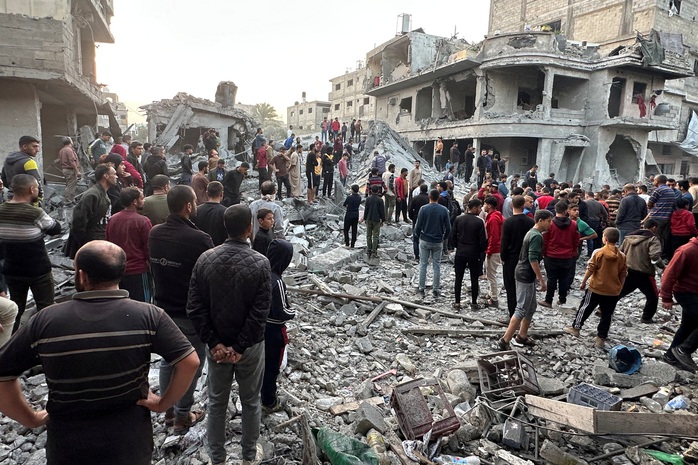 Người Palestine tập trung tại một khu vực bị Israel không kích ở Jabalia, phía Bắc Dải Gaza hôm 10-11 Ảnh: REUTERS Người Palestine tập trung tại một khu vực bị Israel không kích ở Jabalia, phía Bắc Dải Gaza hôm 10-11 Ảnh: REUTERS