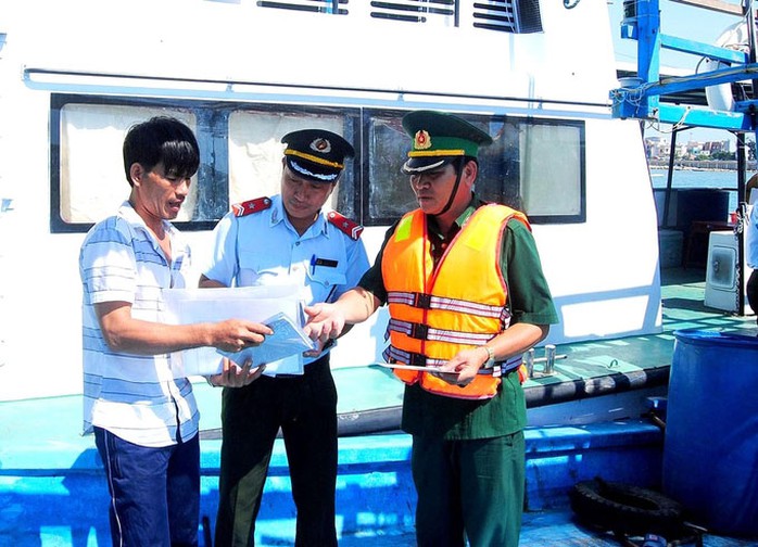 Lực lượng chức năng của tỉnh Bình Định trực tiếp xuống tàu tuyên truyền cho ngư dân thực hiện tốt quy định pháp luật. Ảnh: ĐỨC ANH Lực lượng chức năng của tỉnh Bình Định trực tiếp xuống tàu tuyên truyền cho ngư dân thực hiện tốt quy định pháp luật. Ảnh: ĐỨC ANH