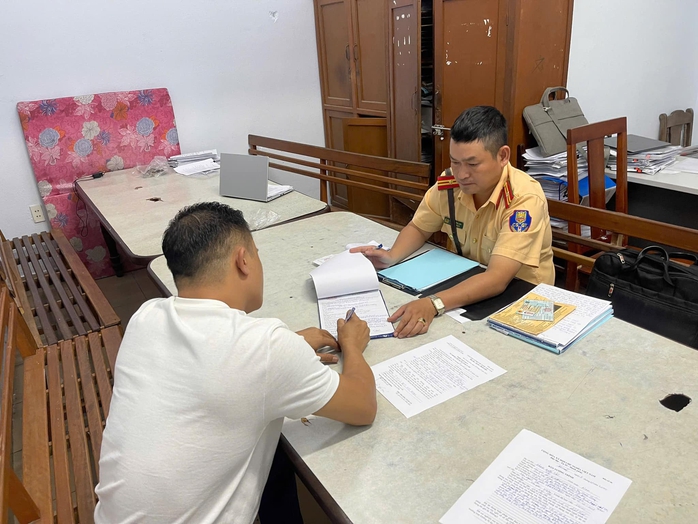 Nam tài xế xe khách biểu hiện “ngờ nghệch” khi làm việc với CSGT- Ảnh 1. Nam tài xế xe khách biểu hiện “ngờ nghệch” khi làm việc với CSGT- Ảnh 1.