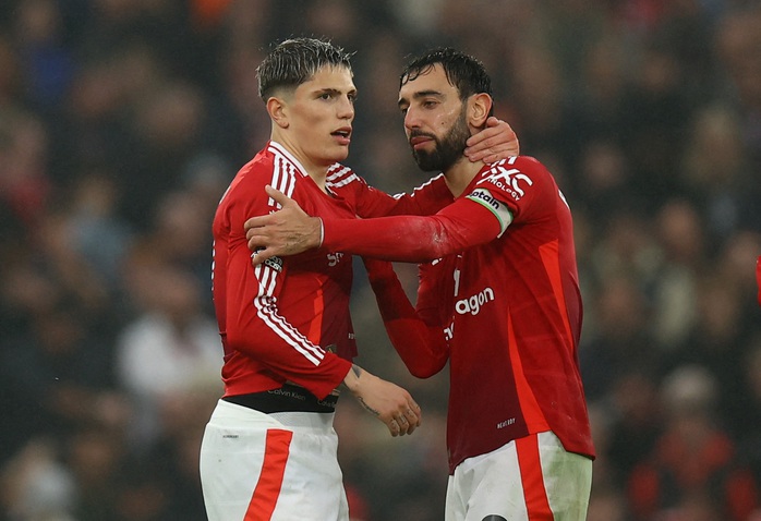 Van Nistelrooy thắng trận cuối tạm quyền, Man United áp sát Top 10 Ngoại hạng Anh- Ảnh 5. Van Nistelrooy thắng trận cuối tạm quyền, Man United áp sát Top 10 Ngoại hạng Anh- Ảnh 5.