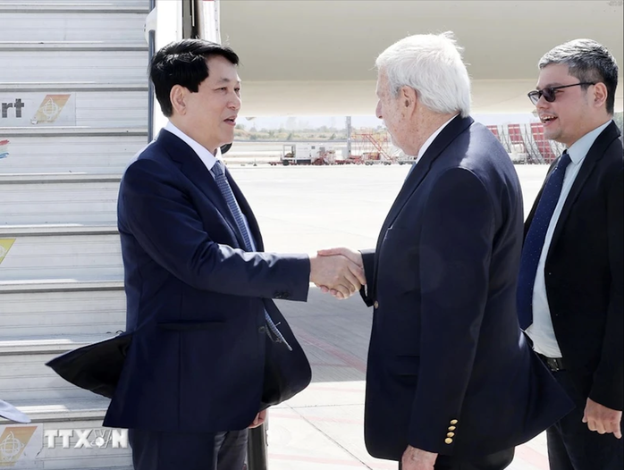 Chủ tịch nước Lương Cường đến Santiago, bắt đầu chuyến thăm Chile- Ảnh 4. Chủ tịch nước Lương Cường đến Santiago, bắt đầu chuyến thăm Chile- Ảnh 4.