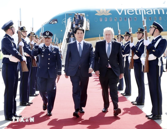 Chủ tịch nước Lương Cường đến Santiago, bắt đầu chuyến thăm Chile- Ảnh 2. Chủ tịch nước Lương Cường đến Santiago, bắt đầu chuyến thăm Chile- Ảnh 2.