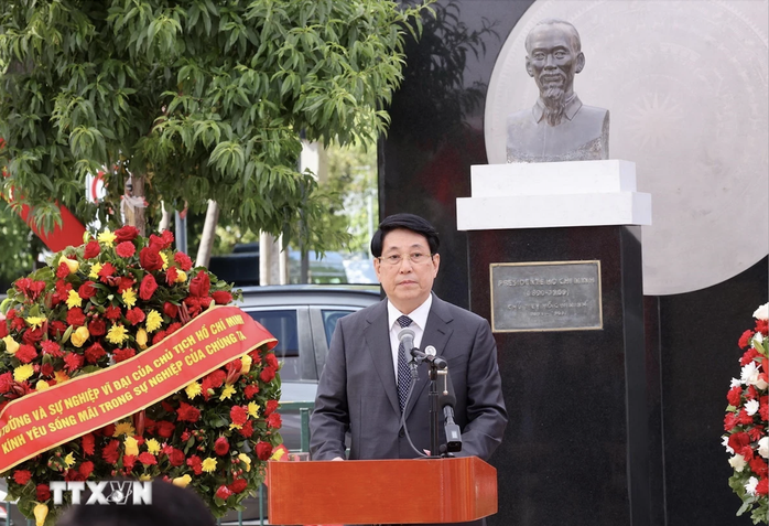 Chủ tịch nước Lương Cường đặt vòng hoa tưởng niệm Chủ tịch Hồ Chí Minh tại Chile- Ảnh 3. Chủ tịch nước Lương Cường đặt vòng hoa tưởng niệm Chủ tịch Hồ Chí Minh tại Chile- Ảnh 3.