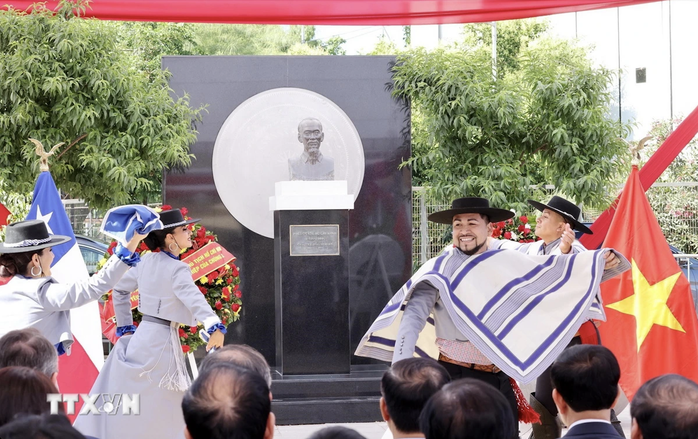 Chủ tịch nước Lương Cường đặt vòng hoa tưởng niệm Chủ tịch Hồ Chí Minh tại Chile- Ảnh 15. Chủ tịch nước Lương Cường đặt vòng hoa tưởng niệm Chủ tịch Hồ Chí Minh tại Chile- Ảnh 15.
