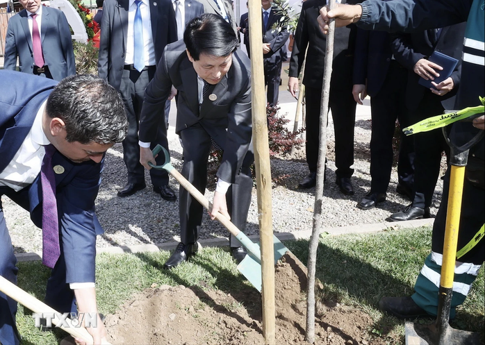 Chủ tịch nước Lương Cường đặt vòng hoa tưởng niệm Chủ tịch Hồ Chí Minh tại Chile- Ảnh 5. Chủ tịch nước Lương Cường đặt vòng hoa tưởng niệm Chủ tịch Hồ Chí Minh tại Chile- Ảnh 5.