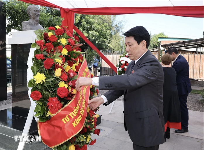 Chủ tịch nước Lương Cường đặt vòng hoa tưởng niệm Chủ tịch Hồ Chí Minh tại Chile- Ảnh 1. Chủ tịch nước Lương Cường đặt vòng hoa tưởng niệm Chủ tịch Hồ Chí Minh tại Chile- Ảnh 1.