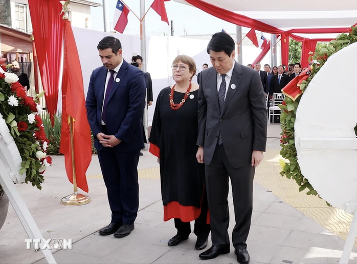 Chủ tịch nước Lương Cường đặt vòng hoa tưởng niệm Chủ tịch Hồ Chí Minh tại Chile- Ảnh 2. Chủ tịch nước Lương Cường đặt vòng hoa tưởng niệm Chủ tịch Hồ Chí Minh tại Chile- Ảnh 2.