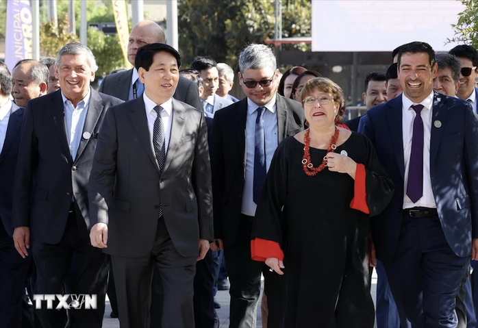 Chủ tịch nước Lương Cường đặt vòng hoa tưởng niệm Chủ tịch Hồ Chí Minh tại Chile- Ảnh 6. Chủ tịch nước Lương Cường đặt vòng hoa tưởng niệm Chủ tịch Hồ Chí Minh tại Chile- Ảnh 6.