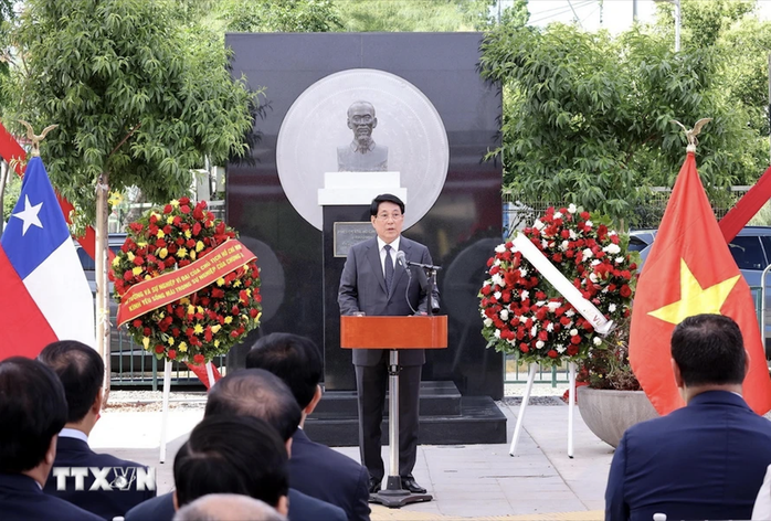 Chủ tịch nước Lương Cường đặt vòng hoa tưởng niệm Chủ tịch Hồ Chí Minh tại Chile- Ảnh 10. Chủ tịch nước Lương Cường đặt vòng hoa tưởng niệm Chủ tịch Hồ Chí Minh tại Chile- Ảnh 10.