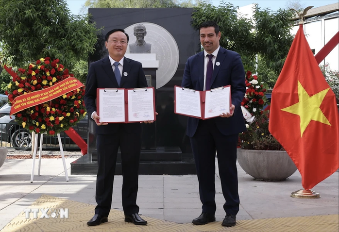 Chủ tịch nước Lương Cường đặt vòng hoa tưởng niệm Chủ tịch Hồ Chí Minh tại Chile- Ảnh 12. Chủ tịch nước Lương Cường đặt vòng hoa tưởng niệm Chủ tịch Hồ Chí Minh tại Chile- Ảnh 12.