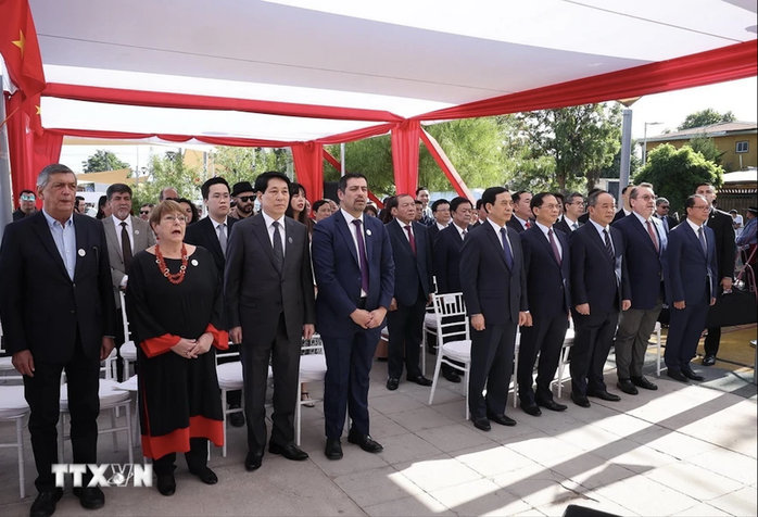 Chủ tịch nước Lương Cường đặt vòng hoa tưởng niệm Chủ tịch Hồ Chí Minh tại Chile- Ảnh 7. Chủ tịch nước Lương Cường đặt vòng hoa tưởng niệm Chủ tịch Hồ Chí Minh tại Chile- Ảnh 7.