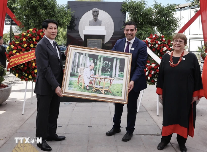 Chủ tịch nước Lương Cường đặt vòng hoa tưởng niệm Chủ tịch Hồ Chí Minh tại Chile- Ảnh 13. Chủ tịch nước Lương Cường đặt vòng hoa tưởng niệm Chủ tịch Hồ Chí Minh tại Chile- Ảnh 13.