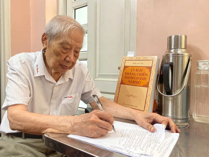 Miệt mài lưu giữ giá trị lịch sử- Ảnh 1. Miệt mài lưu giữ giá trị lịch sử- Ảnh 1.