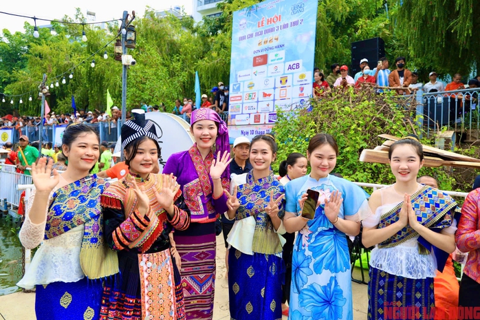 Cuối tuần 12 đội ghe ngo tranh tài nảy lửa trên kênh Nhiêu Lộc - Thị Nghè- Ảnh 10. Cuối tuần 12 đội ghe ngo tranh tài nảy lửa trên kênh Nhiêu Lộc - Thị Nghè- Ảnh 10.