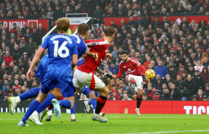 Van Nistelrooy thắng trận cuối tạm quyền, Man United áp sát Top 10 Ngoại hạng Anh- Ảnh 2. Van Nistelrooy thắng trận cuối tạm quyền, Man United áp sát Top 10 Ngoại hạng Anh- Ảnh 2.